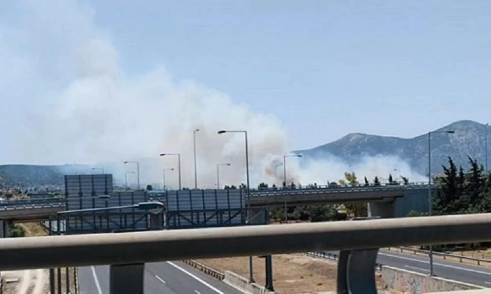 Φωτιά στο Κορωπί: Ξεκίνησε κοντά στον σταθμό του Προαστιακού